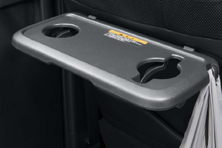 Trong khi đó, khoang hành lý của xe được trang bị sàn chống thấm nước, chống bám bùn đất. Mitsubishi Delica Mini sở hữu những trang bị nội thất tiêu chuẩn như ghế bọc da pha nỉ chống thấm nước, sưởi ghế trước