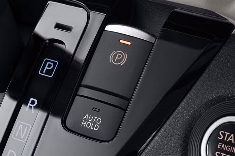 Đầu tiên là động cơ xăng 3 xi-lanh, hút khí tự nhiên, dung tích 660cc đặc trưng của xe kei car. Thứ hai là động cơ tương tự nhưng có thêm công nghệ tăng áp. Động cơ kết hợp với hệ dẫn động 1 cầu hoặc 2 cầu.