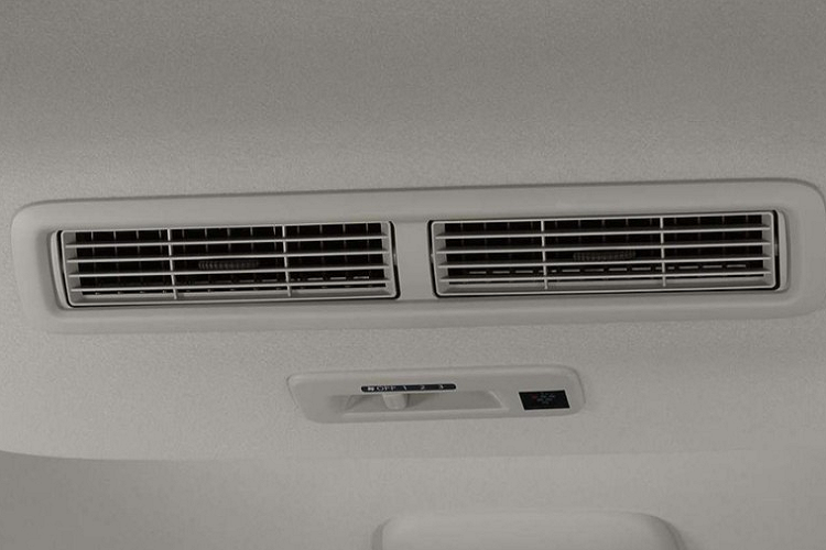 Bảng đồng hồ với màn hình đa thông tin, hệ thống âm thanh 6 loa, màn hình 7 inch, cổng sạc USB, móc treo áo sau lưng ghế lái, ngăn chứa đồ dưới ghế hành khách, gương chiếu hậu chống chói, chìa khóa thông minh, khởi động nút bấm và điều hòa tự động đi kèm màn hình kỹ thuật số.