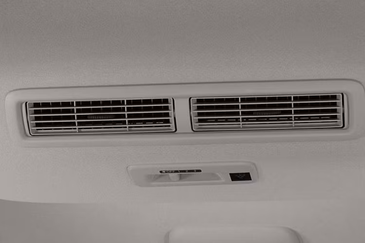 Bảng đồng hồ với màn hình đa thông tin, hệ thống âm thanh 6 loa, màn hình 7 inch, cổng sạc USB, móc treo áo sau lưng ghế lái, ngăn chứa đồ dưới ghế hành khách, gương chiếu hậu chống chói, chìa khóa thông minh, khởi động nút bấm và điều hòa tự động đi kèm màn hình kỹ thuật số.