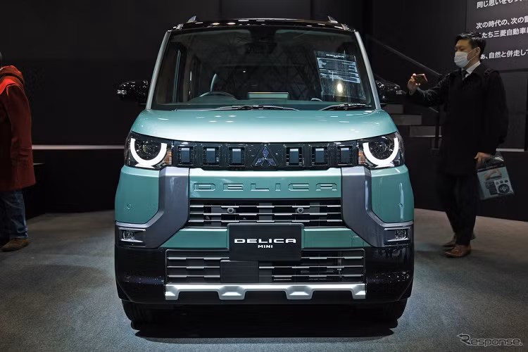 Chiếc xe kei car Mitsubishi Delica Mini về cơ bản chính là kẻ kế nhiệm của đàn anh eK Cross Space. Xe được chia thành 4 phiên bản là G, T, G Premium và T Premium. Thuộc phân khúc xe kei car nên Mitsubishi Delica Mini sở hữu kích thước điển hình, bao gồm chiều dài 3.395 mm, chiều rộng 1.475 mm và chiều cao 1.830 mm.