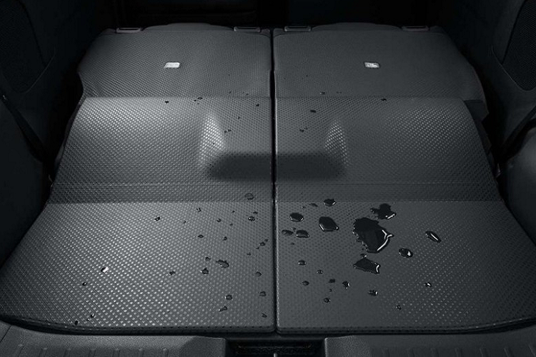 Trong khi đó, các bản cao cấp hơn sẽ có vành hợp kim 15 inch. Riêng đèn pha LED thích ứng sẽ là trang bị tùy chọn cho bản T Premium. Bên trong Mitsubishi Delica Mini là không gian nội thất 4 chỗ được thiết kế theo chủ đề "chuyến phiêu lưu mỗi ngày".