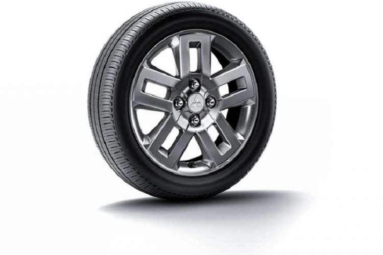 Trong khi đó, ở khu vực phía sau của Mitsubishi Delica Mini, xe được trang bị đèn hậu và đèn phản quang đều nằm dọc. Cản sau được sơn màu đen với ốp màu bạc tương tự cản trước. Cửa cốp cũng được dập dòng chữ "Delica" như đầu xe.