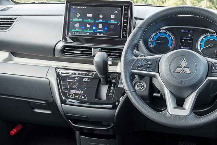 Nâng cấp lên bản cao hơn, khách hàng Nhật Bản sẽ có thêm những tính năng an toàn như hệ thống kiểm soát hành trình thích ứng, hỗ trợ giữ làn đường và camera 360 độ có thể phát hiện vật thể di động. Nằm bên dưới nắp ca-pô của Mitsubishi Delica Mini là 2 loại động cơ.