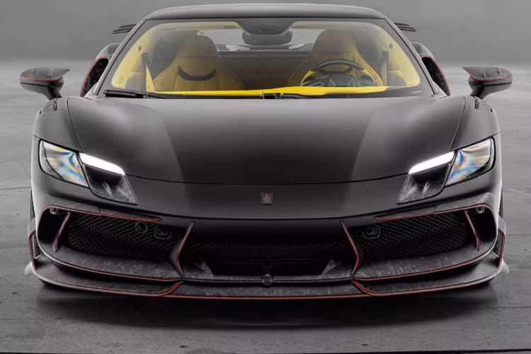 Mansory cũng thay đổi nội thất của xe với ghế ngồi, khu vực hộp số, bảng điều khiển trung tâm, vô lăng được bọc da màu vàng sáng với đường viền màu đỏ. 296 có thêm bộ thảm tùy chỉnh, các điểm nhấn sợi carbon và nhiều điểm nhấn màu đỏ xung quanh lỗ thông hơi và ngăn đựng cốc.