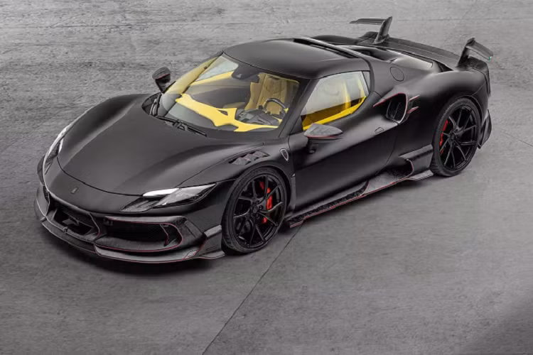 Bộ mâm đúc có kích thước phía trước 21 inch và phía sau 22 inch, kết hợp bộ lốp 255/30 trước và 335/25 sau. Hoa văn của mâm tạo sự hung hãn cho chú ngựa Ý. Các chi tiết mới do Mansory phát triển từ chất liệu carbon đúc gồm các ốp phần hông bánh xe trước, ốp lườn, gương chiếu hậu… 