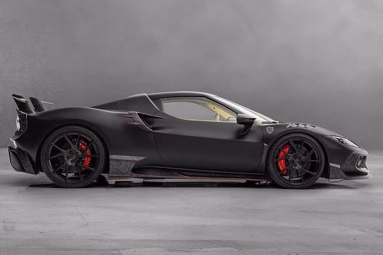 Dù vậy, các kỹ sư của hãng độ Mansory đã nâng cấp Ferrari 296 GTB trở nên táo bạo. Mansory mô tả gói nâng cấp dành cho 296 GTB là ‘Tempesta’. Một số chi tiết bổ sung ở bên ngoài khiến chiếc Ferrari này trở nên nổi bật hơn. Điển hình là phần đầu xe bổ sung bộ chia gió, viền lưới tản nhiệt bằng chất liệu carbon đúc kết hợp các đường sọc nhỏ màu đỏ.