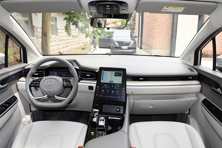 Tương tự ngoại thất, nội thất của Hyundai Custo cũng có đôi nét giống Tucson như vô lăng và và nút bấm chuyển số trên cụm điều khiển trung tâm. Trên mặt táp-lô của xe còn có bảng đồng hồ kỹ thuật số và màn hình cảm ứng trung tâm 10,4 inch nằm dọc.