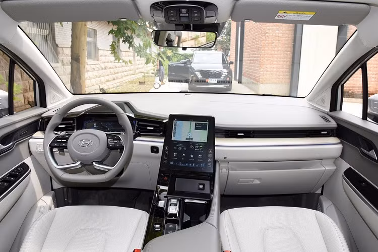 Tương tự ngoại thất, nội thất của Hyundai Custo cũng có đôi nét giống Tucson như vô lăng và và nút bấm chuyển số trên cụm điều khiển trung tâm. Trên mặt táp-lô của xe còn có bảng đồng hồ kỹ thuật số và màn hình cảm ứng trung tâm 10,4 inch nằm dọc.