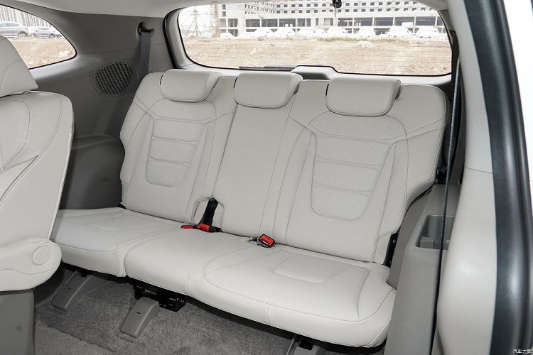 Chiếc Hyundai Custo trong đoạn video trên có logo 380T ở cửa cốp. Điều này chứng tỏ xe dùng động cơ xăng 4 xi-lanh, tăng áp, dung tích 2.0L, sản sinh công suất tối đa 236 mã lực và mô-men xoắn cực đại 353 Nm.