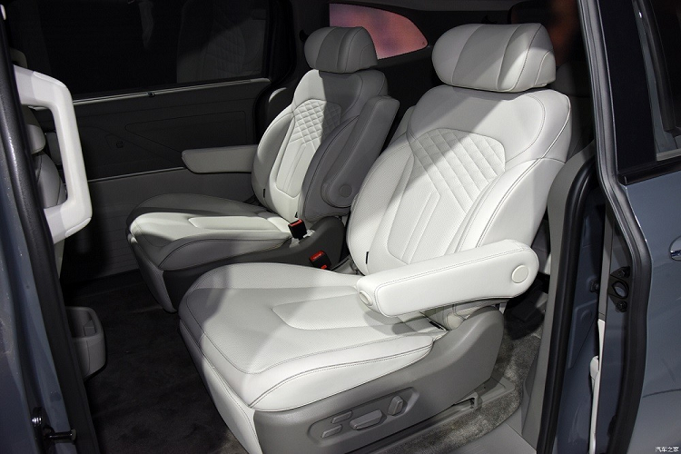 Đúng truyền thống của các mẫu xe Hàn Quốc, Hyundai Custo sở hữu trang bị tiện nghi khá đầy đủ như cửa sổ trời toàn cảnh, sạc điện thoại không dây, ghế sưởi/thông hơi, rèm cửa sổ, điều hòa tự động, cửa gió điều hòa dành cho hàng ghế sau và khoang hành lý có thể tích 262 lít, đủ để chứa 6 chiếc va ly 20 lít.