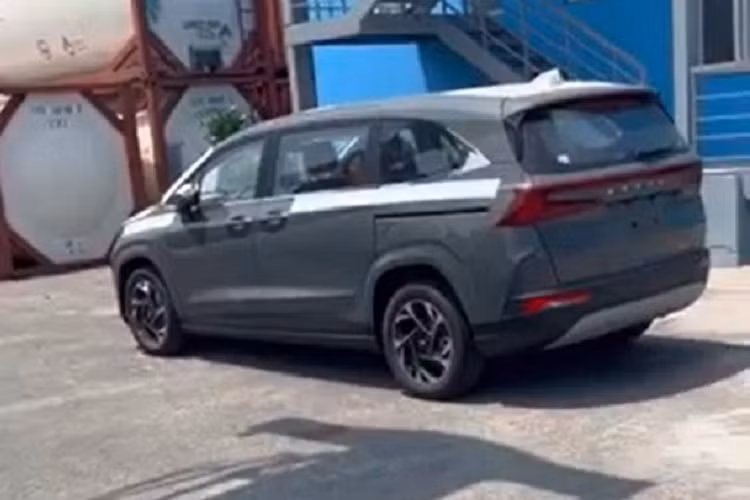 Sau khi chiếc Hyundai Custo 2024 mới màu trắng bị bắt gặp khi đang chạy thử trên đường phố Việt Nam, đến nay lại xuất hiện đoạn video quay cận cảnh chiếc Hyundai Custo màu xám đang nằm ở cảng tại Việt Nam. Những hình ảnh và video này càng làm dấy lên tin đồn về việc mẫu MPV cỡ lớn này chuẩn bị được bán tại Việt Nam.