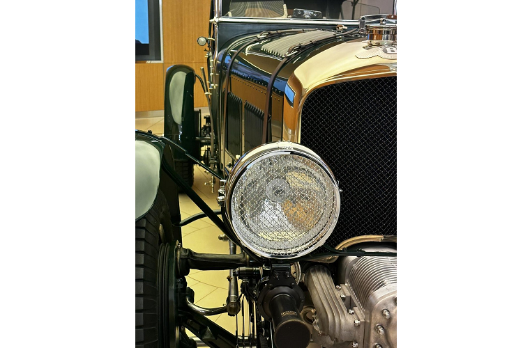 Bentley Blower Continuation là 1 chiếc xe vô cùng đặc biệt, bộ phận cá nhân hóa của hãng xe Anh quốc đã quyết tâm chỉ cho ra lò đúng 12 xe, dù rất nhiều đại gia không có suất mua xe vẫn chấp nhận chi hơn 2,1 triệu đô la để yêu cầu hãng tạo ra thêm sản phẩm.