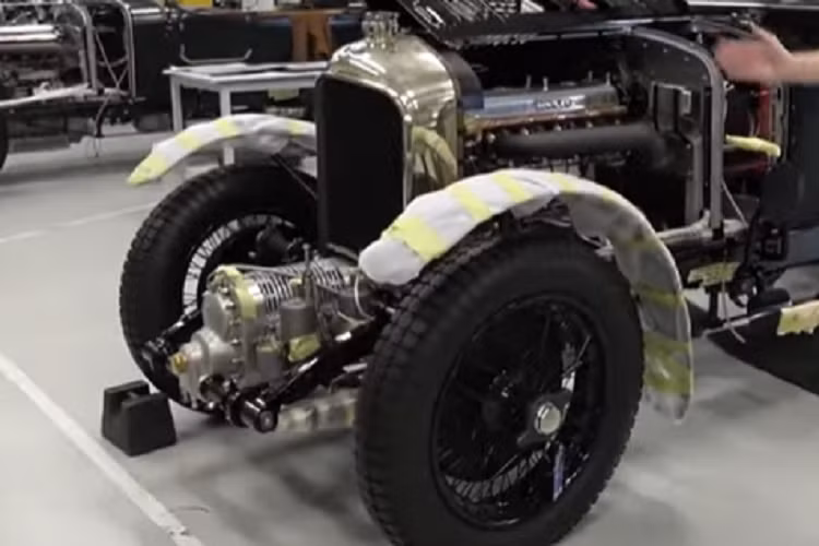 Để giúp các khách hàng cũng như giới truyền thông ở Hồng Kông hiểu rõ hơn về Bentley Blower Continuation, đại lý đã mời 2 chuyên gia là ngài Ben Linde, trưởng dự án đặc biệt của Mulliner, và Tony Schulp, cố vấn kinh doanh chiến lược của Mulliner cùng với ông John Leung, đại diện Tập đoàn ô tô Jinlong, đã giới thiệu siêu phẩm mang số 9/12 xe sản xuất toàn thế giới.