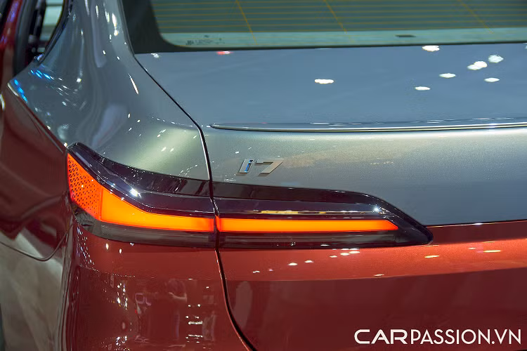 Về lý thuyết, i7 có thể đạt được tổng công suất lên tới 536 mã lực và mô-men xoắn 744 Nm trong một số trường hợp nhất định, tăng tốc từ 0 lên 100 km/h chỉ trong 4,5 giây.