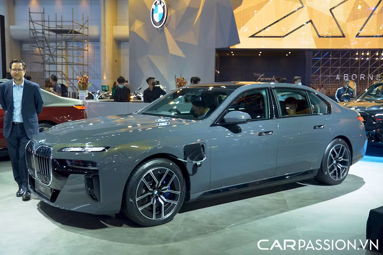 Bộ pin 101,7 kWh được sử dụng cho i7 hoàn toàn không có kim loại hiếm đồng thời toàn bộ hệ thống truyền động đã được cách âm tối ưu không gây tiếng ồn cho cabin. Xe có thể đi được 480 km mỗi lần sạc, có thể sạc nhanh với tốc độ 195 kW và BMW tuyên bố chiếc xe có thể đi được 128 km chỉ trong 10 phút sạc.