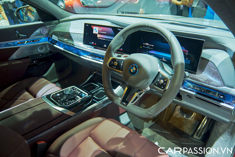 Hàng ghế sau có thể ngả tới 42,5 độ để đem tới cảm giác thoải mái nhất cho người dùng. Xe được trang bị tiêu chuẩn hệ thống âm thanh có công suất 655 W của hãng Bowers &amp; Wilkins hi-fi 18 loa và có tùy chọn Hệ thống âm thanh vòm Diamond 1.965 W, 36 loa cũng của hãng Bowers &amp; Wilkins.