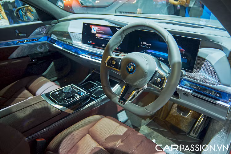 Hàng ghế sau có thể ngả tới 42,5 độ để đem tới cảm giác thoải mái nhất cho người dùng. Xe được trang bị tiêu chuẩn hệ thống âm thanh có công suất 655 W của hãng Bowers &amp; Wilkins hi-fi 18 loa và có tùy chọn Hệ thống âm thanh vòm Diamond 1.965 W, 36 loa cũng của hãng Bowers &amp; Wilkins.