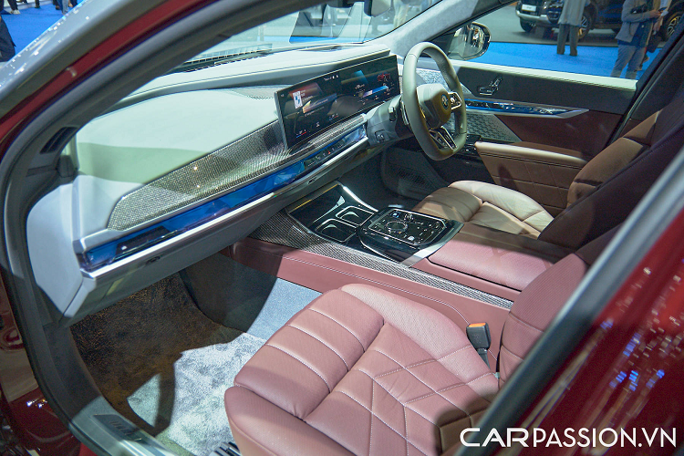 BMW cũng đã tối ưu hóa phần mềm sạc điện, sử dụng các bài học kinh nghiệm từ i4 và iX. Đối với những người mới sử dụng xe điện, nhiệt độ để sạc nhanh DC được kiểm soát chính xác hơn, giúp kéo dài tuổi thọ tổng thể của pin.