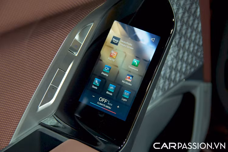 Bên trong nội thất dòng 7-Series thế hệ mới là không gian đẳng cấp và đậm tính nghệ thuật. Ở hàng ghế phía trước có hệ thống màn hình cong, núm xoay pha lê thay cho cần số truyền thống, dải cảm ứng Interaction Bar chạy ngay trên bảng điều khiển cung cấp ánh sáng xung quanh đồng thời chứa các nút ảo cho nhiều tính năng của xe...