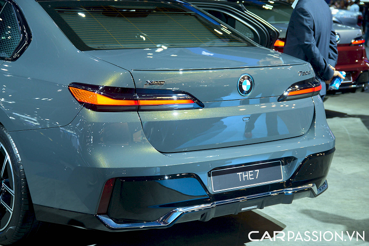 BMW i7 được phân phối tại thị trường Thái Lan với hai phiên bản xDrive 60 M Sport và xDrive 60 M Sport Gran Lusso, cùng giá bán khởi điểm từ 7,849 triệu baht và 8,599 triệu baht (tương đương 5,26 tỷ đồng và 5,95 tỷ đồng). Mức giá xe BMW 750e xDrive 2023 có mức thấp hơn là 6,999 triệu baht (tương đương 4,83 tỷ đồng).