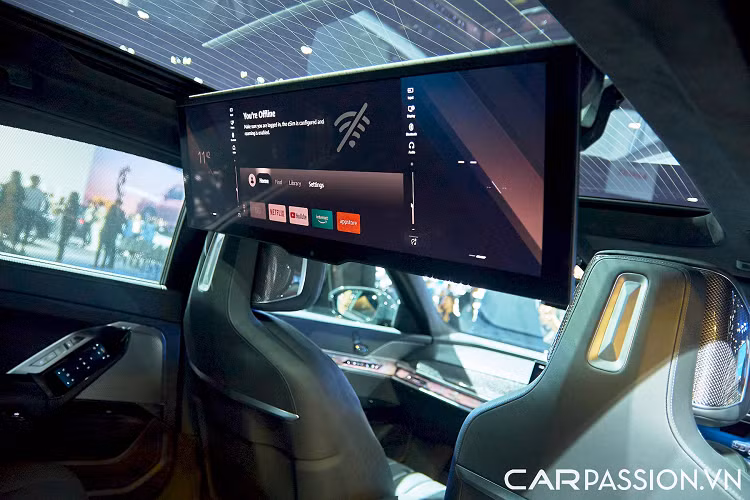 Trong khi đó, bản 750e xDrive vận hành bằng động cơ 6 xy lanh tăng áp 3.0 lít kết hợp với một mô tơ điện sản sinh ra công suất tổng 490 mã lực và mô men xoắn cực đại đạt 700 Nm. Thời gian tăng tốc từ 0-100km/h trong 4,8 giây. Xe đi được quãng đường 85 km ở chế độ vận hành thuần điện.