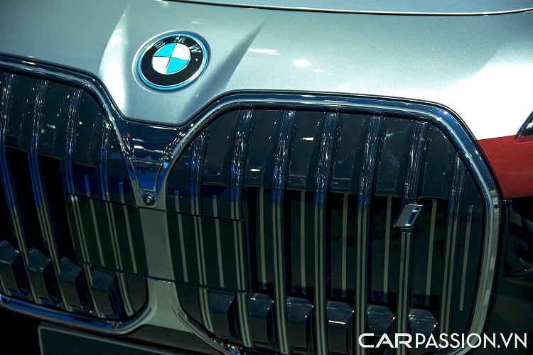 Ở phía sau là màn hình Theater Screen 31 inch được đặt sát trần xe, mang đến cảm giác như đang ngồi trong rạp chiếu phim khi kéo các tấm rèm che ánh sáng ở cửa sổ xung quanh lên. Màn hình này có thể được điều khiển thông qua những màn hình Touch Command 5,5 inch được gắn trên cửa ở 2 bên.