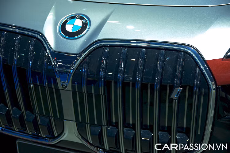 Ở phía sau là màn hình Theater Screen 31 inch được đặt sát trần xe, mang đến cảm giác như đang ngồi trong rạp chiếu phim khi kéo các tấm rèm che ánh sáng ở cửa sổ xung quanh lên. Màn hình này có thể được điều khiển thông qua những màn hình Touch Command 5,5 inch được gắn trên cửa ở 2 bên.