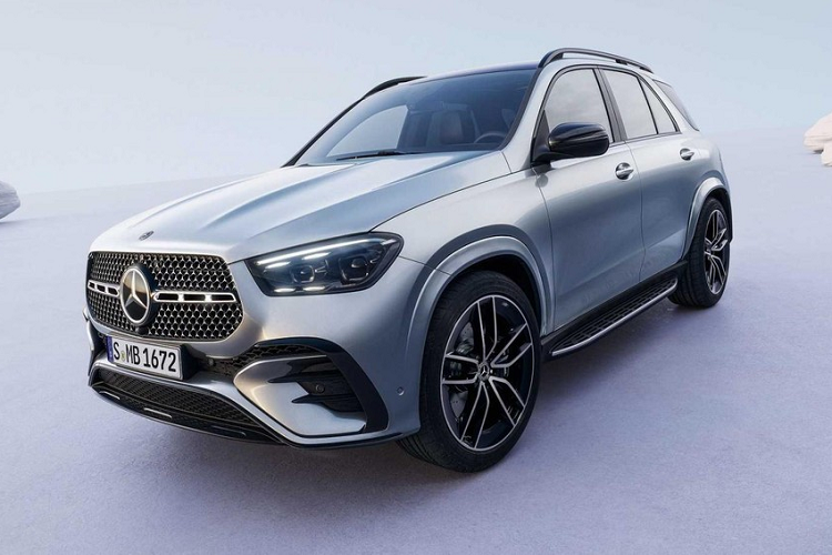  Mercedes-Benz GLE 2024 mới không có nhiều sự thay đổi so với phiên bản tiền nhiệm. Một số nâng cấp có thể kể đến như lưới tản nhiệt, cản trước và hốc hút gió bổ sung chi tiết mạ crom, cụm đèn pha và đèn hậu có đồ họa mới. Xe cũng được bổ sung 2 màu sơn mới, bao gồm xanh dương Twilight Blue và xám Alpine Grey.