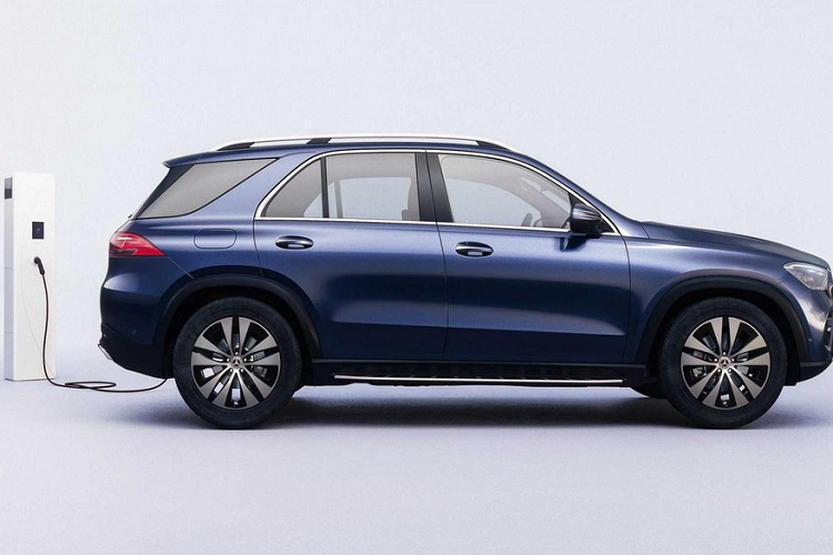 Trong đó, GLE 400e 4Matic PHEV là một phiên bản hoàn toàn mới. Bản này sử dụng kết hợp mô tơ điện 134 mã lực với động cơ 4 xi-lanh 2.0L quen thuộc, tạo ra công suất kết hợp 381 mã lực và mô-men xoắn 650 Nm.