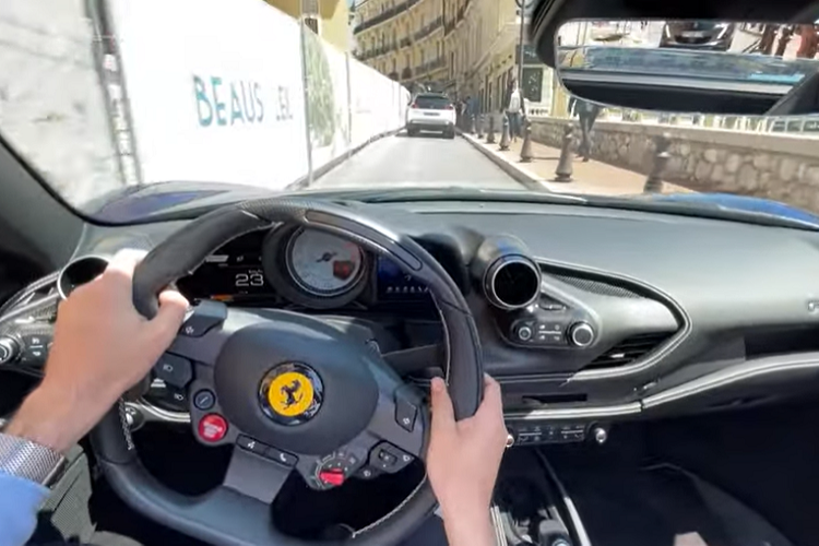 Về hệ truyền động, nguyên bản Ferrari 458 Speciale sở hữu khối động cơ V8, dung tích 4.5 lít, sản sinh ra công suất tối đa 607 mã lực tại vòng tua máy 9.000 vòng/phút, cao hơn 37 mã lực so với bản tiêu chuẩn. Mô-men xoắn cực đại của 458 Speciale vẫn là 540 Nm tại vòng tua 6.000 vòng/phút.