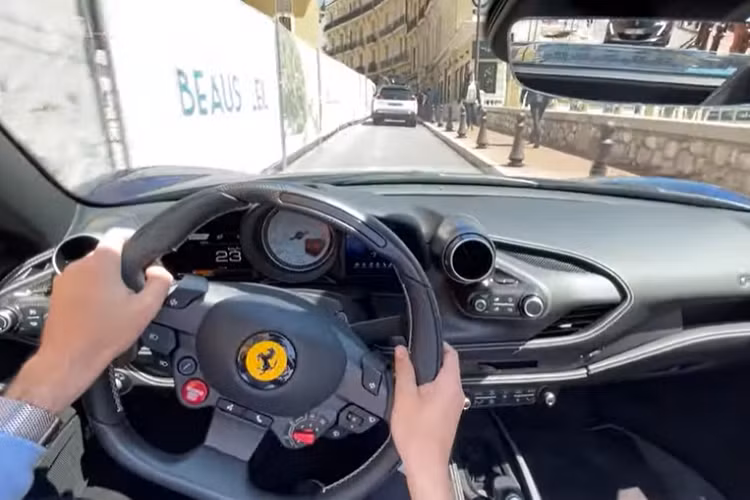 Về hệ truyền động, nguyên bản Ferrari 458 Speciale sở hữu khối động cơ V8, dung tích 4.5 lít, sản sinh ra công suất tối đa 607 mã lực tại vòng tua máy 9.000 vòng/phút, cao hơn 37 mã lực so với bản tiêu chuẩn. Mô-men xoắn cực đại của 458 Speciale vẫn là 540 Nm tại vòng tua 6.000 vòng/phút.