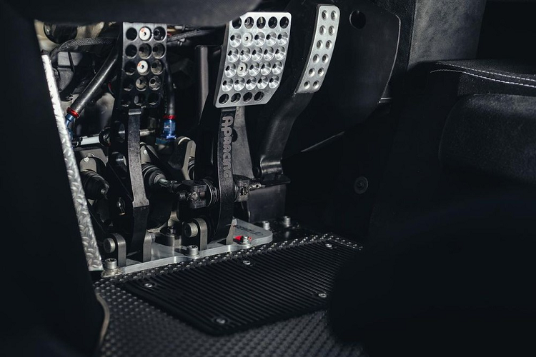 Tuy nhiên, lại có nhiều khách hàng thèm cảm giác cắt côn, vào số, giật bắn người của số sàn trên các siêu xe Ferrari, điều này đã khiến cho Modificata, 1 xưởng độ xe đến từ Mỹ nghiên cứu và cho ra lò chiếc Ferrari 458 Speciale số sàn đầu tiên.