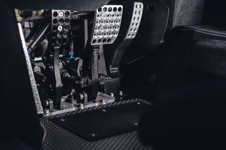 Tuy nhiên, lại có nhiều khách hàng thèm cảm giác cắt côn, vào số, giật bắn người của số sàn trên các siêu xe Ferrari, điều này đã khiến cho Modificata, 1 xưởng độ xe đến từ Mỹ nghiên cứu và cho ra lò chiếc Ferrari 458 Speciale số sàn đầu tiên.