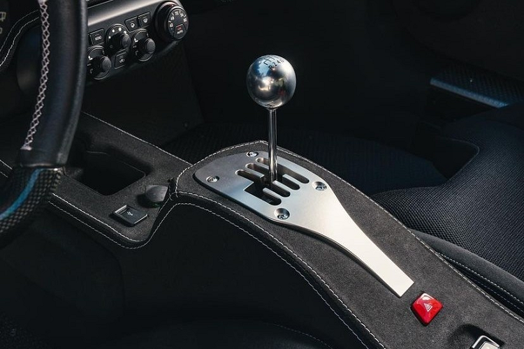 Trong khoảng 15 trở lại đây, hộp số sàn đã không còn là sự lựa chọn của hãng xe Ý cho các siêu xe của mình mà họ đã thiết kế hộp số tự động với thời gian sang số cực ngắn, điều này hoàn toàn phù hợp với công nghệ ngày nay.