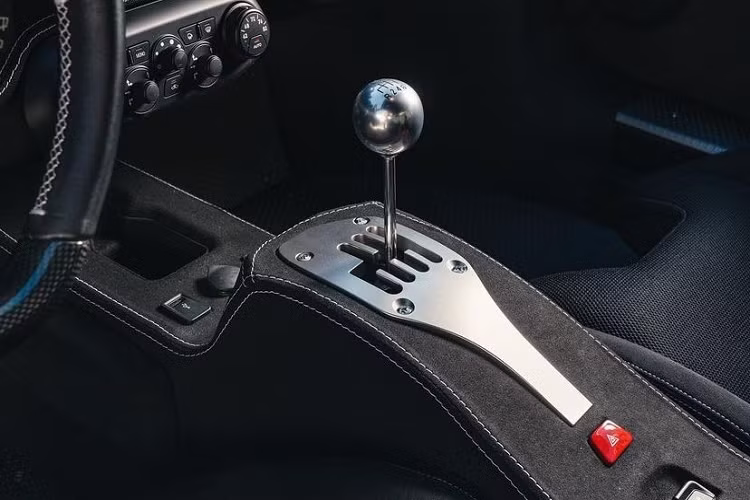 Trong khoảng 15 trở lại đây, hộp số sàn đã không còn là sự lựa chọn của hãng xe Ý cho các siêu xe của mình mà họ đã thiết kế hộp số tự động với thời gian sang số cực ngắn, điều này hoàn toàn phù hợp với công nghệ ngày nay.