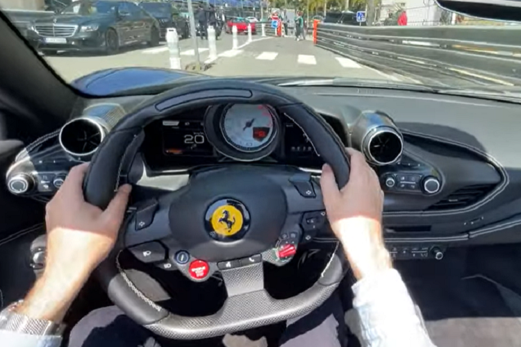 Nhìn vào chiếc siêu xe Ferrari 458 Speciale trong bài viết này, có thể "Qua" Vũ sẽ rất thích thú vì bản thân ông không chỉ là "fan" của Ferrari mà còn rất thích chạy xe số sàn, trong garage của đại gia này có chiếc F355 Berlinetta cũng trang bị số sàn. Trùng hợp thay, Chủ tịch Trung Nguyên cũng đang sở hữu 1 chiếc xe 458 Speciale độc nhất tại Việt Nam.