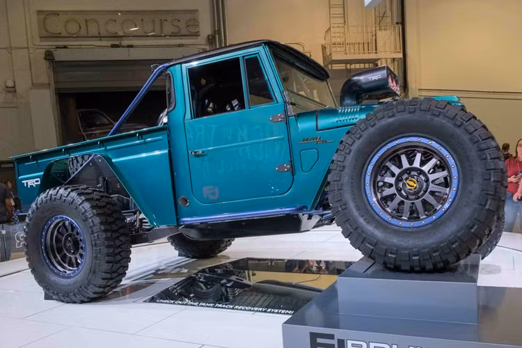 Hộp số Rancho Drivetrain Engineering 3 cấp tự động chuyên dùng cho xe đua, cùng hệ thống xả Magna Flow cao cấp. Điểm nhấn trong nội thất FJ Bruiser là bộ ghế Momo Daytona EVO cổ điển cùng vô lăng 1968 Jackie Steward.