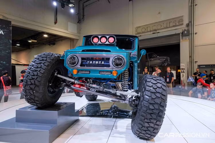 Chiếc Toyota Land Cruiser độ 725 mã lực trong bài được đặt tên là “FJ Bruiser”, nguyên bản là Land Cruiser FJ45 1966 được nâng cấp gần như toàn bộ từ nội – ngoại thất đến động cơ.