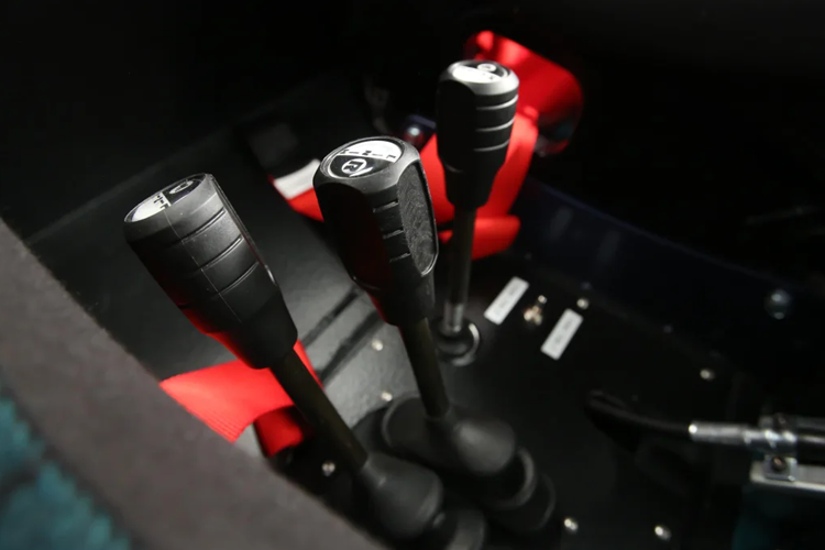 FJ Bruiser trang bị bộ mâm Method Beadlock kích thước 20 inch đi kèm lốp BF Goodrich Krawler T/A KX 42 inch chuyên dụng. Xe trang bị sẵn bộ bánh xích phụ đặt dưới cabin, đề phòng xe mắc kẹt ở những địa hình khó. Thao tác kích hoạt hệ thống bánh xích bằng nút bấm.