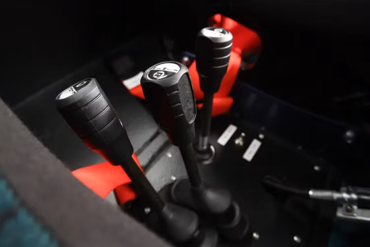 FJ Bruiser trang bị bộ mâm Method Beadlock kích thước 20 inch đi kèm lốp BF Goodrich Krawler T/A KX 42 inch chuyên dụng. Xe trang bị sẵn bộ bánh xích phụ đặt dưới cabin, đề phòng xe mắc kẹt ở những địa hình khó. Thao tác kích hoạt hệ thống bánh xích bằng nút bấm.