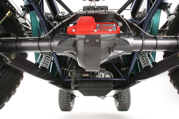 Sức mạnh của FJ Bruiser được nâng cấp hoàn toàn được thừa hưởng từ xe đua NASCAR – khối động cơ V8 do Toyota Racing Department chế tạo. Tất nhiên Toyota không hề công bố sức mạnh của xe nhưng theo các thông tin thì công suất của xe đạt 725 mã lực.