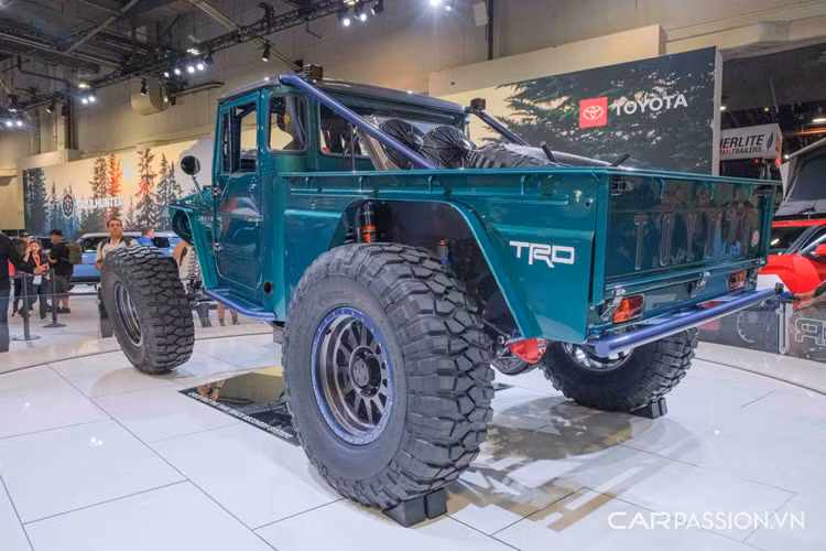 Phong cách cổ điển là điều Toyota hướng đến nhằm vinh danh những thành tựu trong bộ môn đua xe của hãng. Triển lãm xe độ SEMA Show 2023 được tổ chức thường niên tại Mỹ là nơi quy tụ nhiều mẫu xe cũng như “khoe” công nghệ và các bản độ táo bạo.