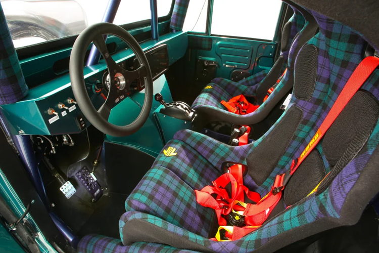 Khoảng sáng gầm được nâng cao giúp xe vượt địa hình dễ dàng hơn. Ngoài ra, xe còn có vi sai trước/sau, hộp số phụ Advanced Adapter Atlas, hệ thống treo tay đòn với giảm xóc Fox.