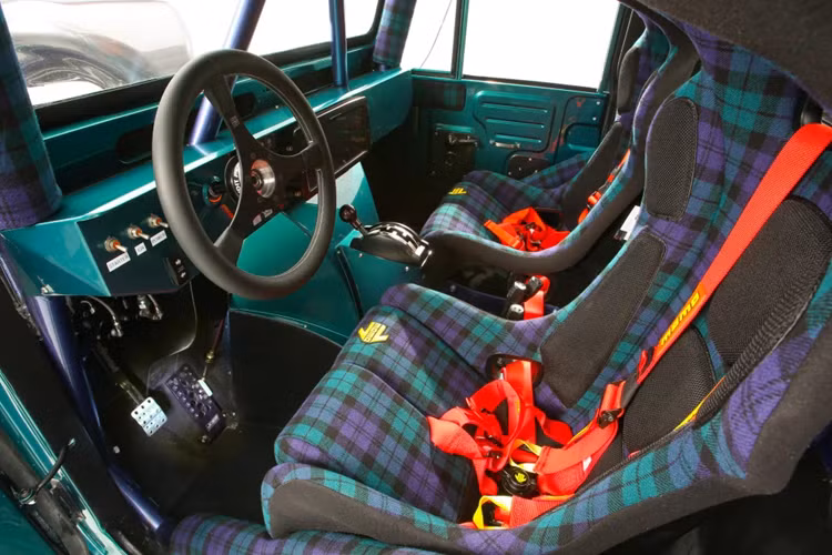 Khoảng sáng gầm được nâng cao giúp xe vượt địa hình dễ dàng hơn. Ngoài ra, xe còn có vi sai trước/sau, hộp số phụ Advanced Adapter Atlas, hệ thống treo tay đòn với giảm xóc Fox.