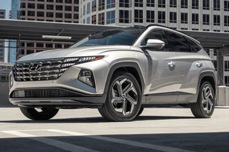 Ở lần trở lại này của Hyundai Tucson, giao diện bên ngoài xe được đồn đoán sẽ có nét tương đồng với bán tải Santa Cruz. Thông thường, ở những lần nâng cấp vòng đời, các xe chỉ được ngụy trang kín ở những khu vực được thay đổi, nhưng với Tucson 2024 thì lại khác.