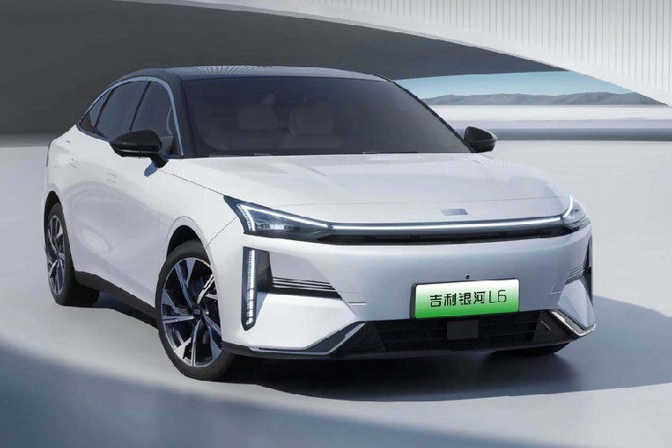 Ở phía sau, việc bổ sung cụm đèn hậu kiểu xuyên suốt và hình dạng của bộ khuếch tán kích thước lớn bên dưới không chỉ tăng cường sự phân tầng trực quan mà còn tăng đáng kể bầu không khí thể thao. Về kích thước thân xe, chiều dài, rộng, cao lần lượt là 4782/1875/1489mm, chiều dài cơ sở 2752mm.