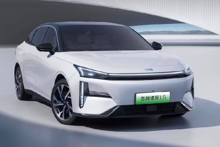 Ở phía sau, việc bổ sung cụm đèn hậu kiểu xuyên suốt và hình dạng của bộ khuếch tán kích thước lớn bên dưới không chỉ tăng cường sự phân tầng trực quan mà còn tăng đáng kể bầu không khí thể thao. Về kích thước thân xe, chiều dài, rộng, cao lần lượt là 4782/1875/1489mm, chiều dài cơ sở 2752mm.