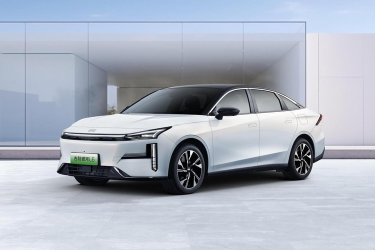 Một số nguồn tin cho biết, giá xe Galaxy L6 2023 khoảng 100.000 đến 150.000 NDT (tương đương 326 đến 490 triệu đồng). Về ngoại hình, mặt trước của Geely Galaxy L6 được xử lý bằng lưới tản nhiệt khép kín, cụm đèn chia đôi và các chi tiết dải đèn xuyên thấu khiến xe trông rất tương lai. Đồng thời, việc bổ sung cụm đèn dọc hai bên cũng giúp cải thiện khả năng nhận diện phương tiện.