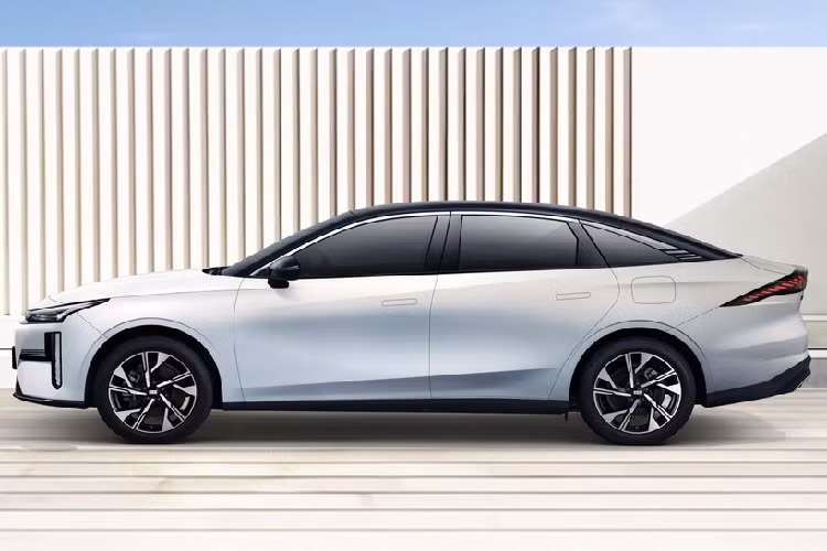 Theo tuyên bố chính thức, Geely Galaxy L6 sẽ được trang bị chip Qualcomm Snapdragon 8155, giúp nâng cao đáng kể trải nghiệm tương tác kỹ thuật số của người dùng.